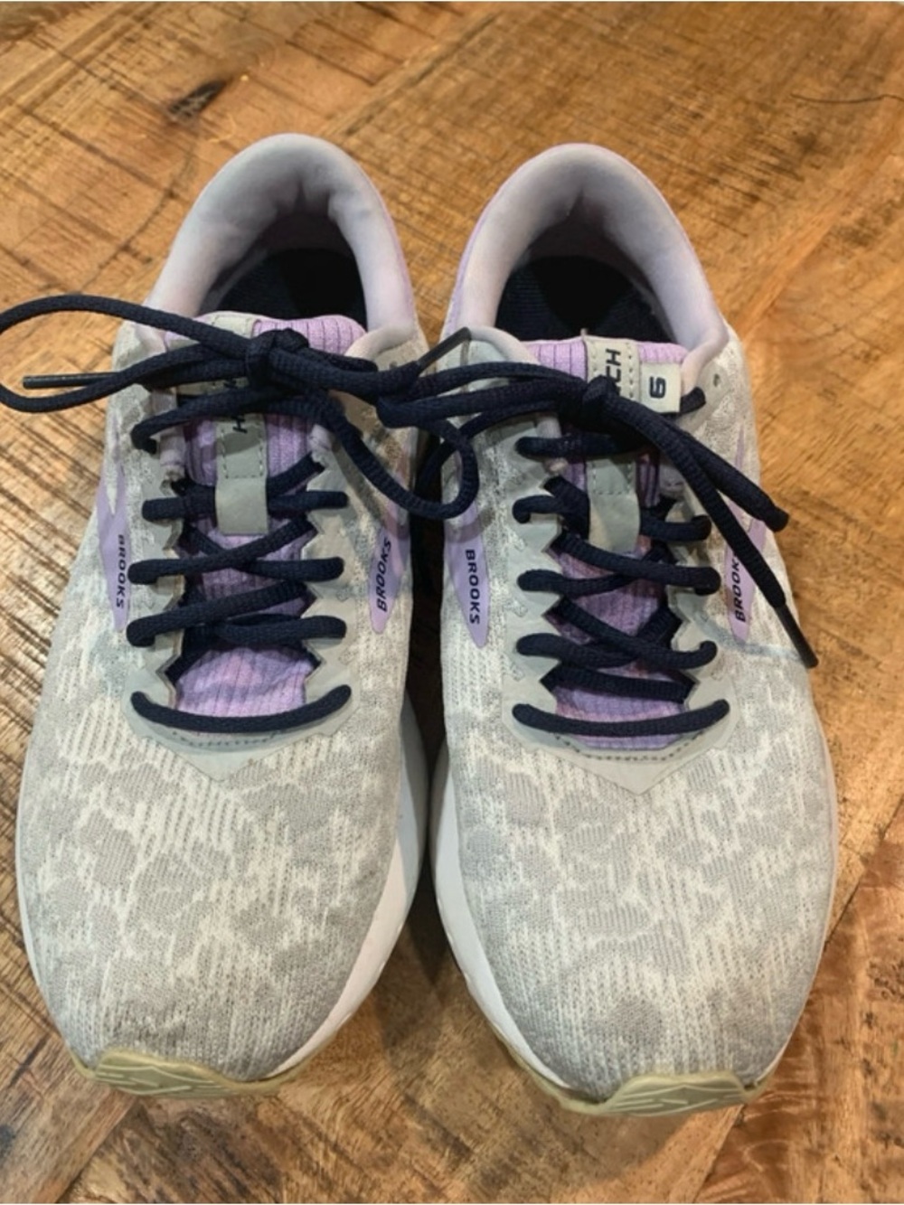 Brooks Women's Athletic Shoes in Light Gray and Lavender with Navy Laces